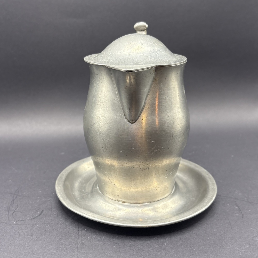 Vintage Signed International Pewter Lidded Creamer Syrup Pitcher Attached Plate - Picture 6 of 6